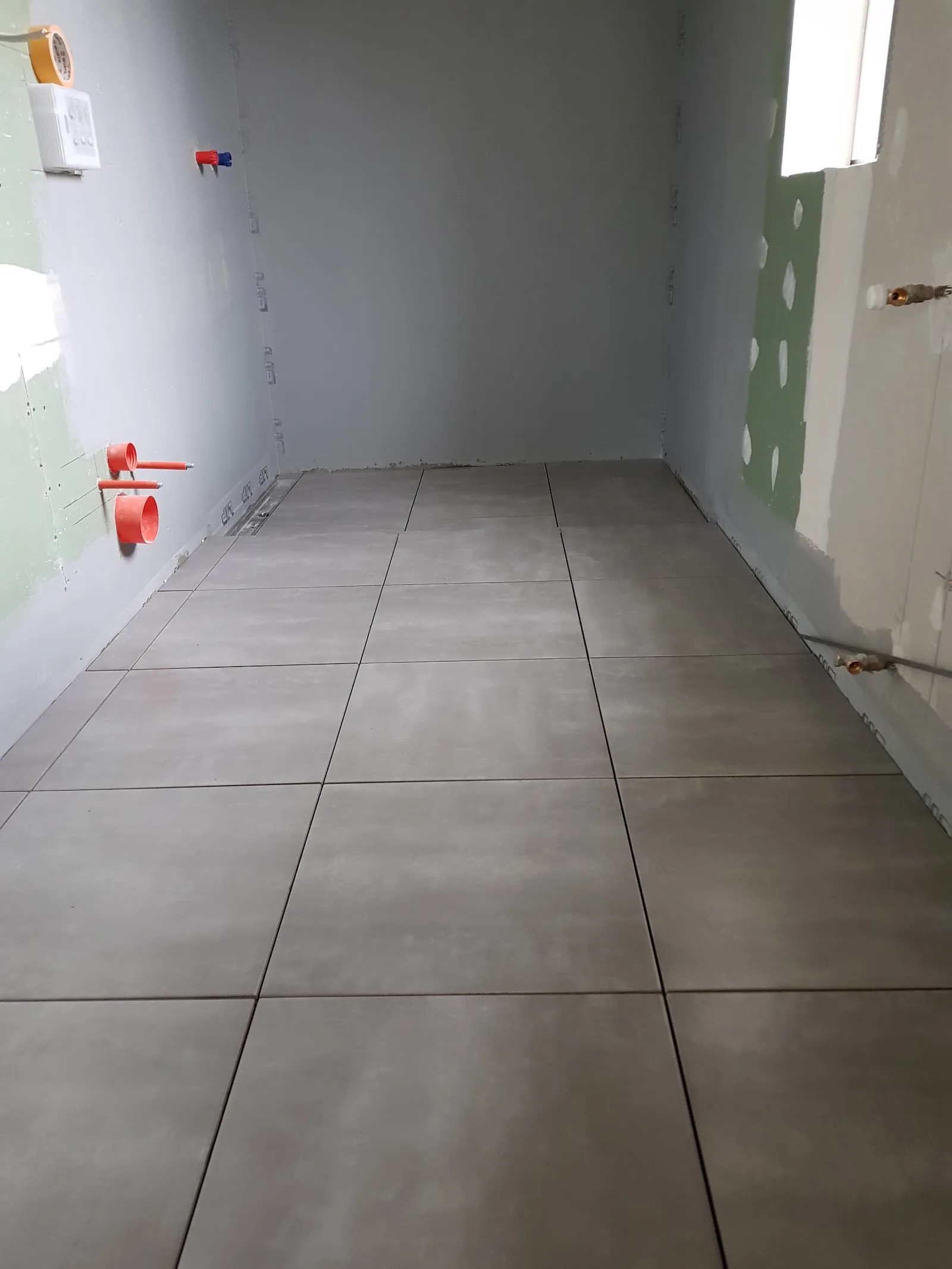 Rohinstallation an der Wand vor dem Verlegen des Fliesenbodens