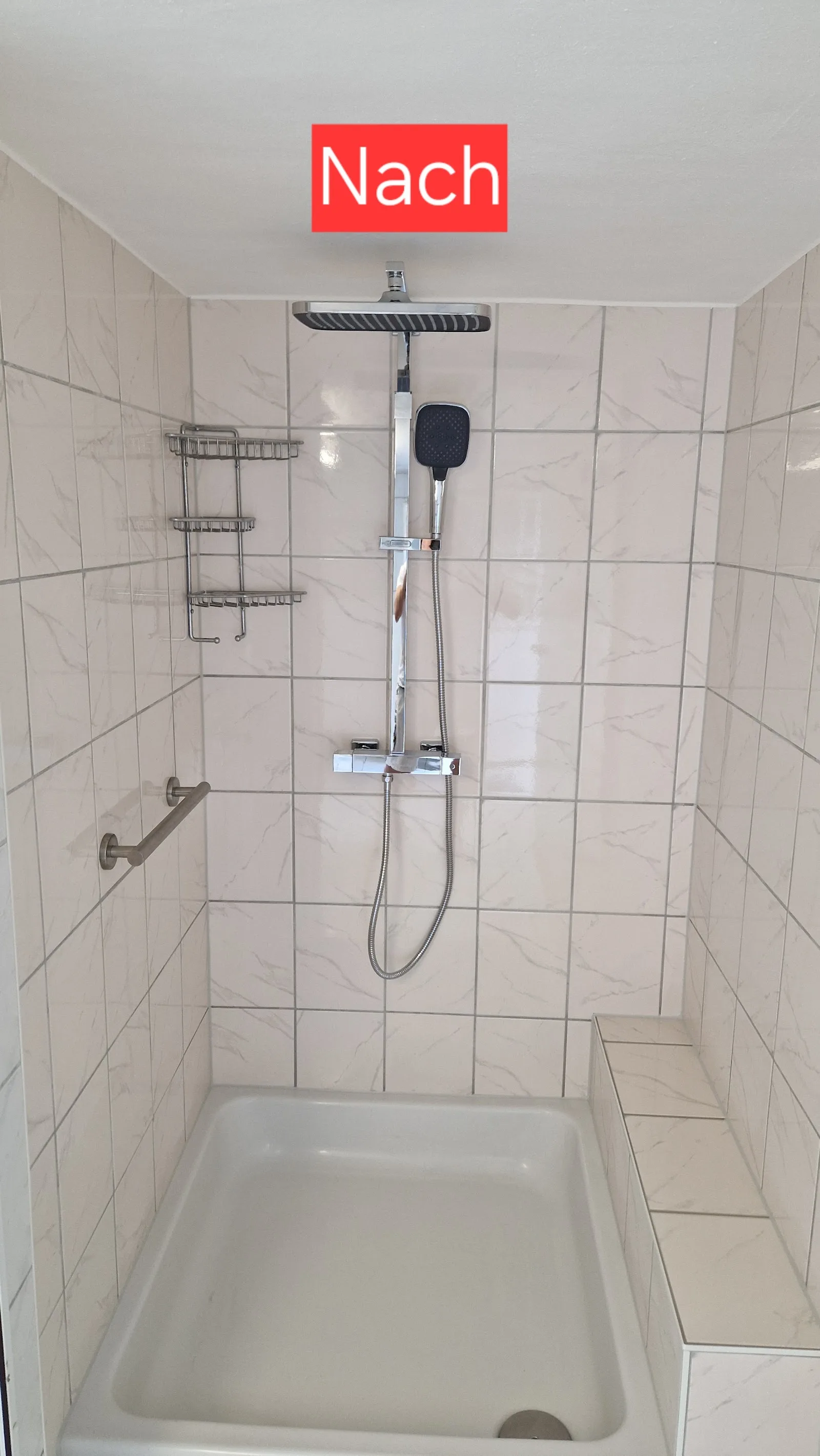 Fertige Dusche mit Kopfbrause, vom Betrieb mit einem roten Nach-Etikett markiert